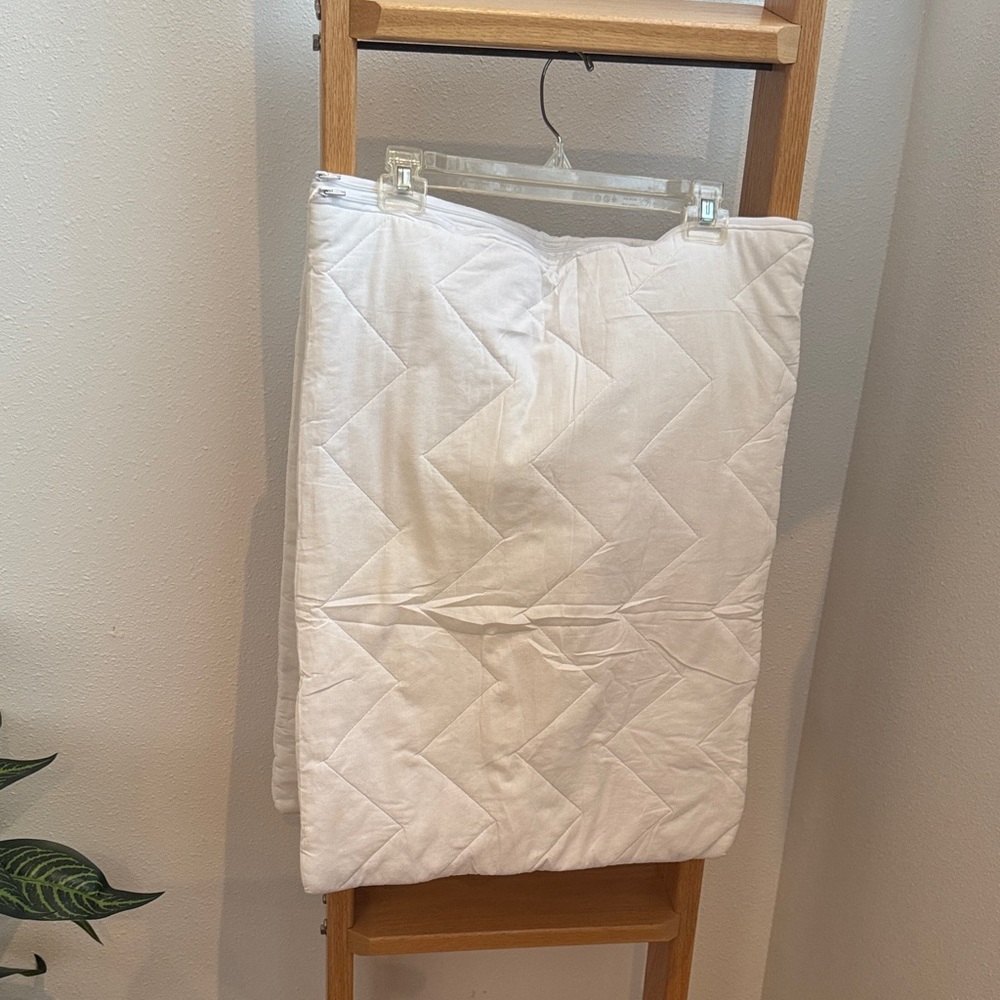 Waterproof Zippered set of 2 White Quilted Pillow covers great condition
